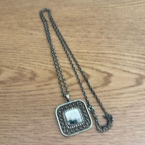 Super pretty pendant necklace in antique gold tone